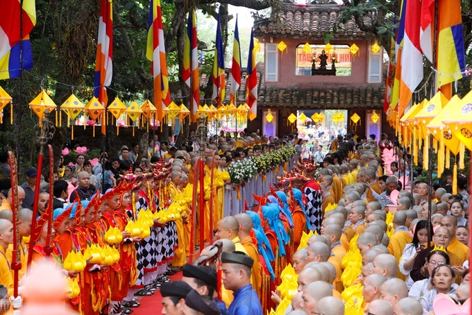 Hàng nghìn tăng ni, phật tử xứ Huế đi bộ 4km rước Phật